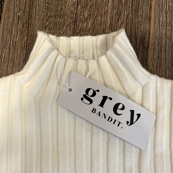 ❌SOLD❌ Grey Bandit | Shay Long Sleeve - Picture 6 of 8